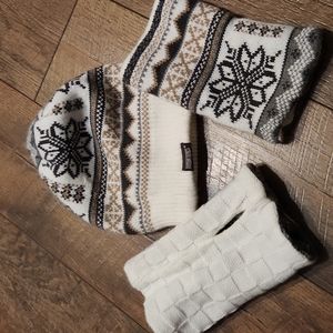 Mukluks reversible hat and glove set